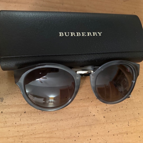 Burberry Sunglasse - Picture 1 of 4
